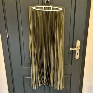 NWT Laure Pleated Skirt